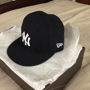 New unworn Yankee Fitted New Era Cap 7 1/4 Size.